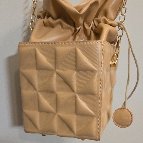 Elegant Tan Quilted Women's Bag - Picture 5 of 9